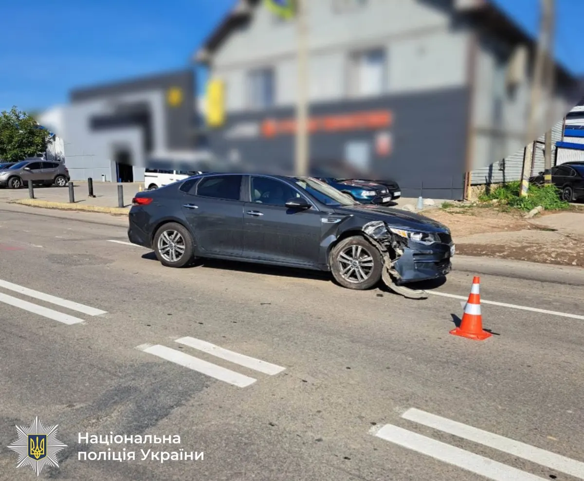 У Франківську на Надрічній KIA збила пішохода після зіткнення з Mitsubishi