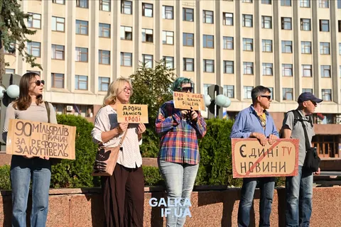 У Франківську мітингують проти зміни міністра оборони