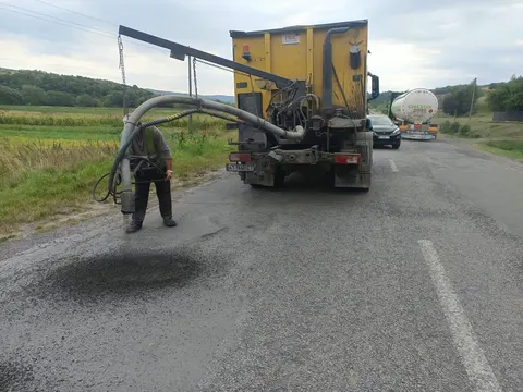 На Прикарпатті ліквідовують аварійну ямковість на чотирьох дорогах