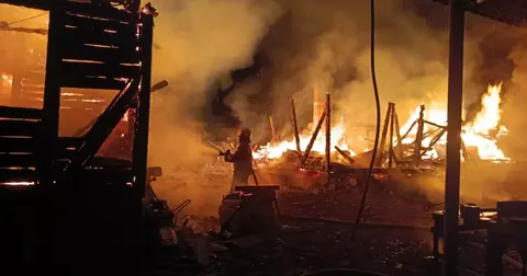 На Косівщині вогнеборці врятували сусідній будинок від пожежі