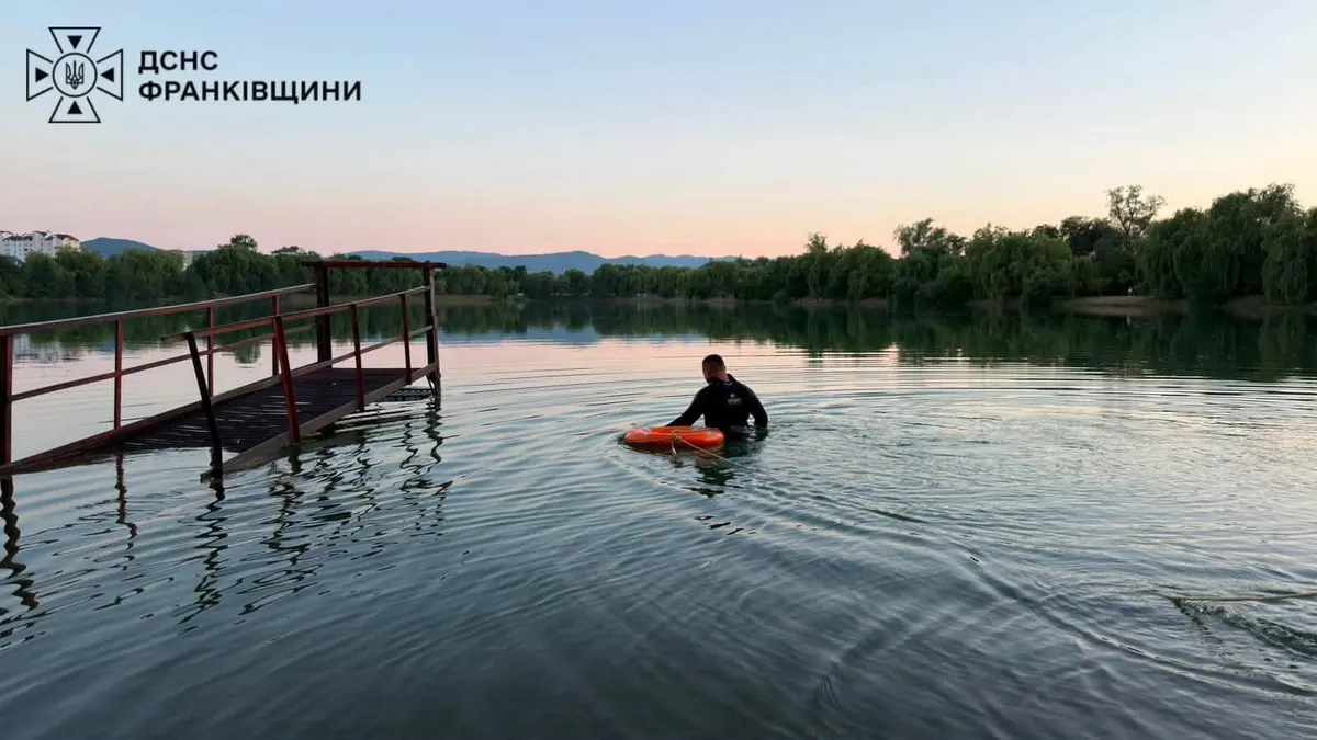 У Надвірній рятувальники дістали з озера тіло чоловіка