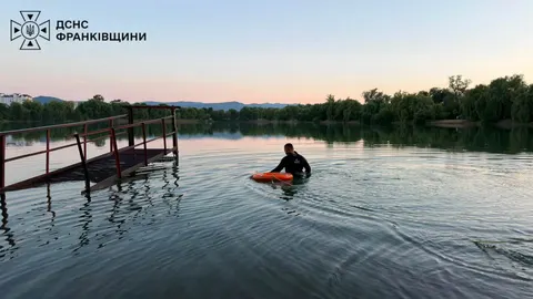 У Надвірній рятувальники дістали з озера тіло чоловіка