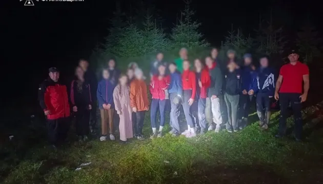 На Говерлі рятувальники вивели з гір 33 туристів, серед них 25 дітей