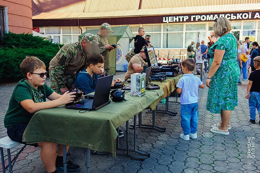 Нацгвардійці 50 полку навчали бурштинців домедичної допомоги та керування дронами