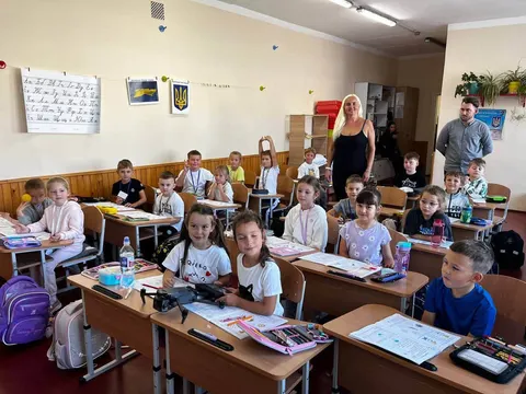 Франківські ліцеїсти замість квітів зібрали 35 тисяч на дрон для розвідки