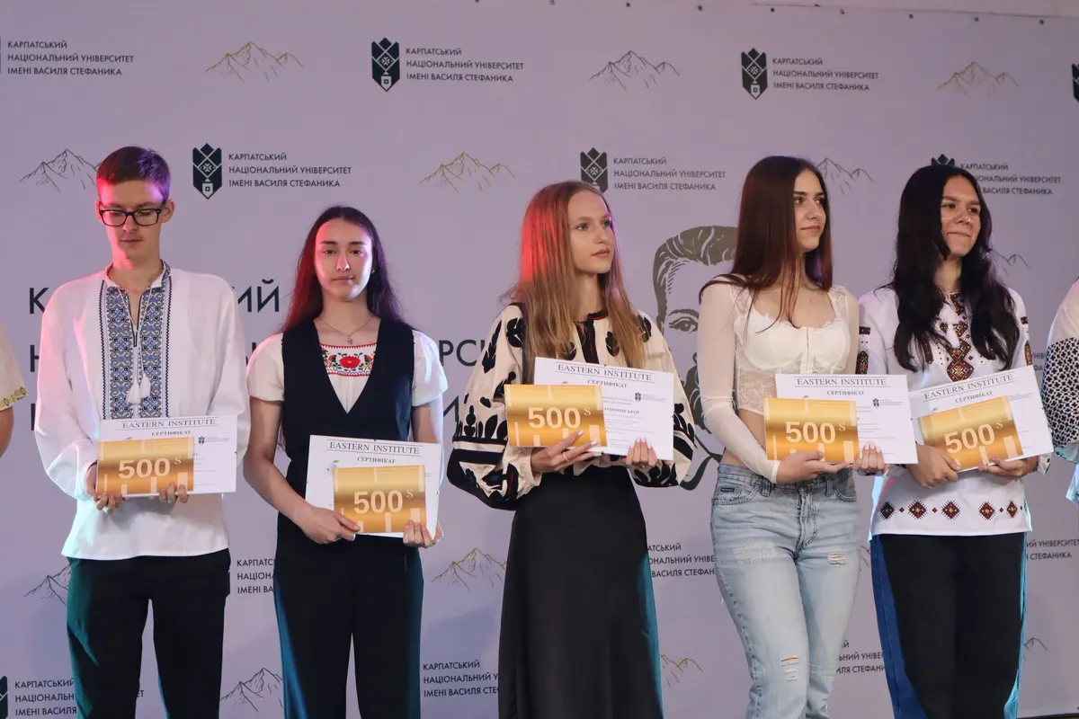 14 першокурсників Карпатського університету отримали стипендії по $500