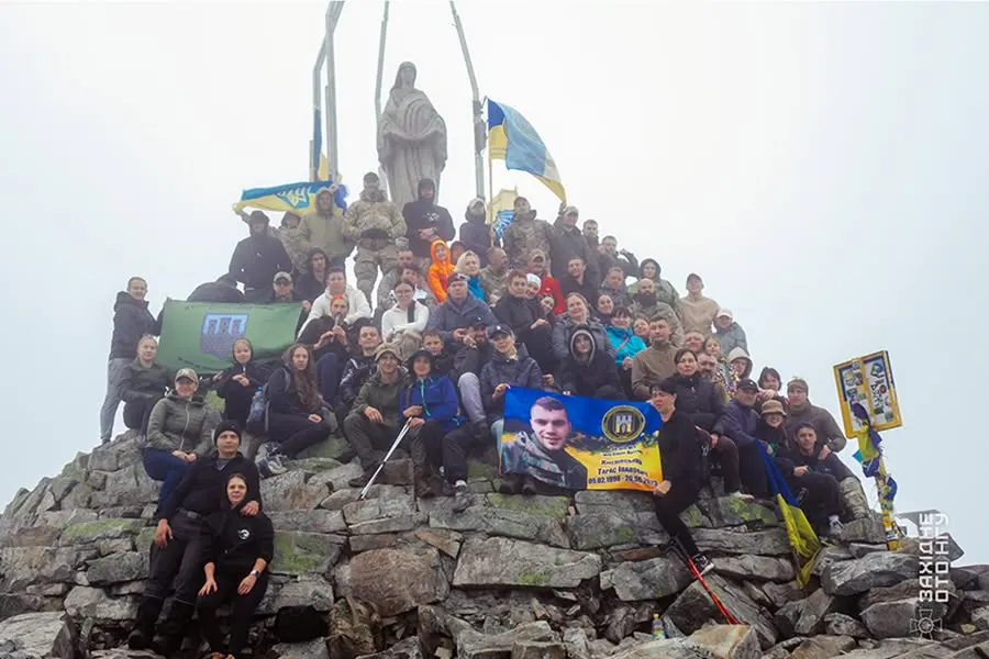 На вершині Хом'яка підняли прапор з іменами полеглих та зниклих безвісти нацгвардійців з Прикарпаття