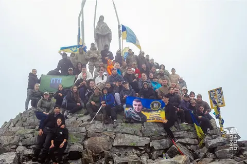 На вершині Хом'яка підняли прапор з іменами полеглих та зниклих безвісти нацгвар