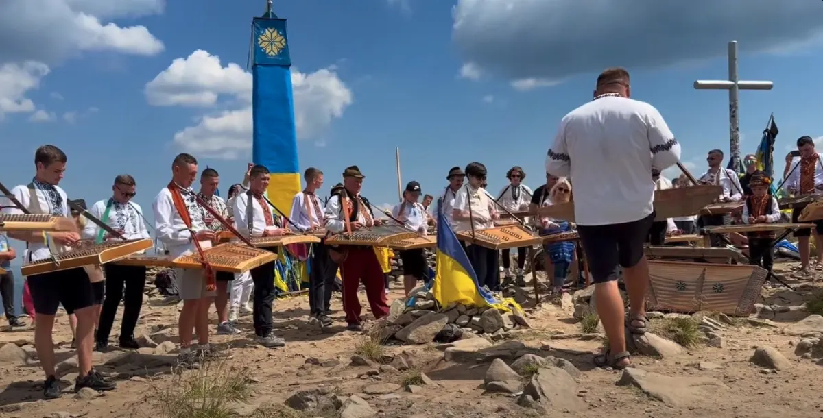 На Говерлі 30 цимбалістів разом зіграли Гімн України та Аркан