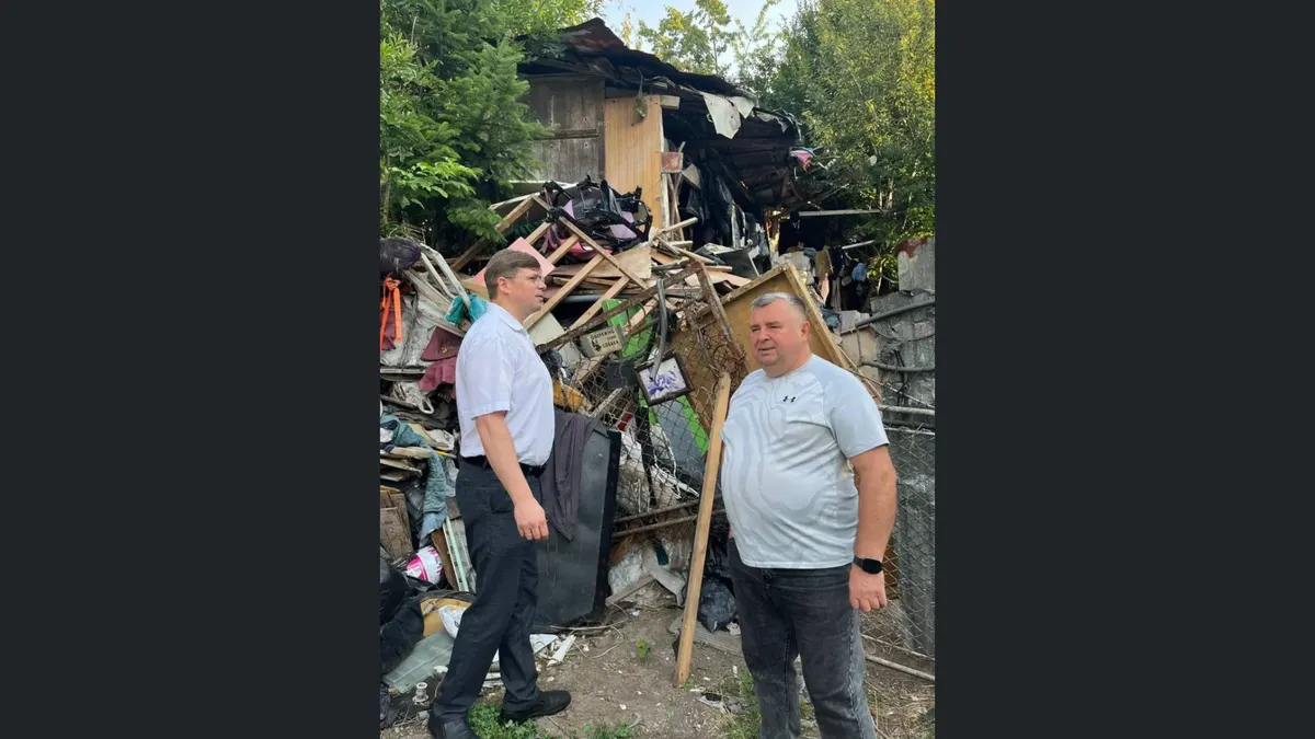 На Калущині чоловік 20 років перетворює подвір'я на сміттєзвалище
