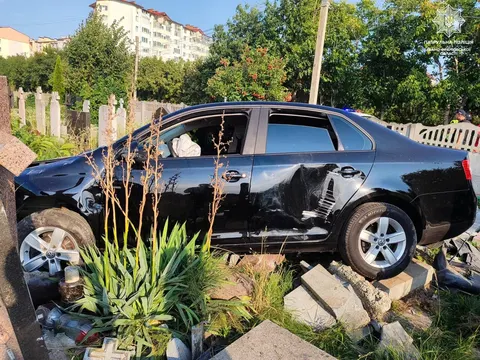 У Крихівцях нетверезий водій пошкодив пам’ятники на кладовищі