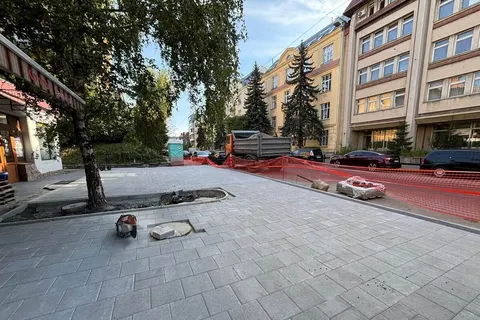 У Франківському районі Львова оновлюють тротуар та облаштовують безбар'єрні вход