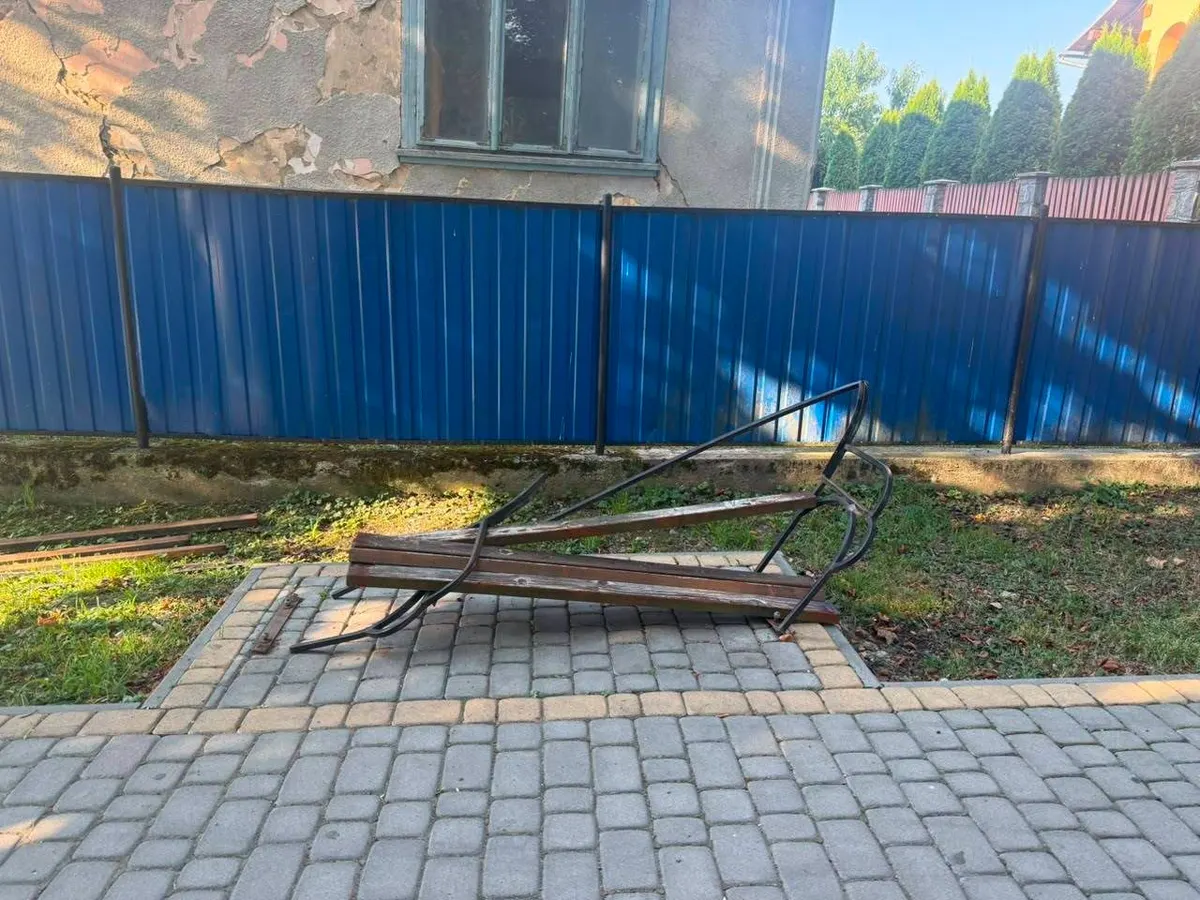 У Яблунівській громаді вандали пошкодили лавку у сквері