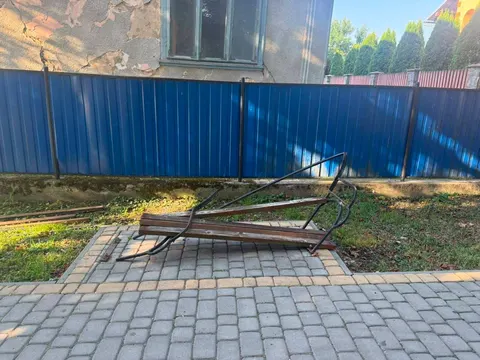 У Яблунівській громаді вандали пошкодили лавку у сквері