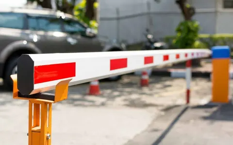 У Калуші демонтують самовільно встановлені обмежувачі заїзду у двори