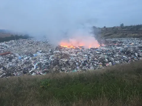 У Снятині вночі загорілося сміттєзвалище: міськрада не виключає підпалу