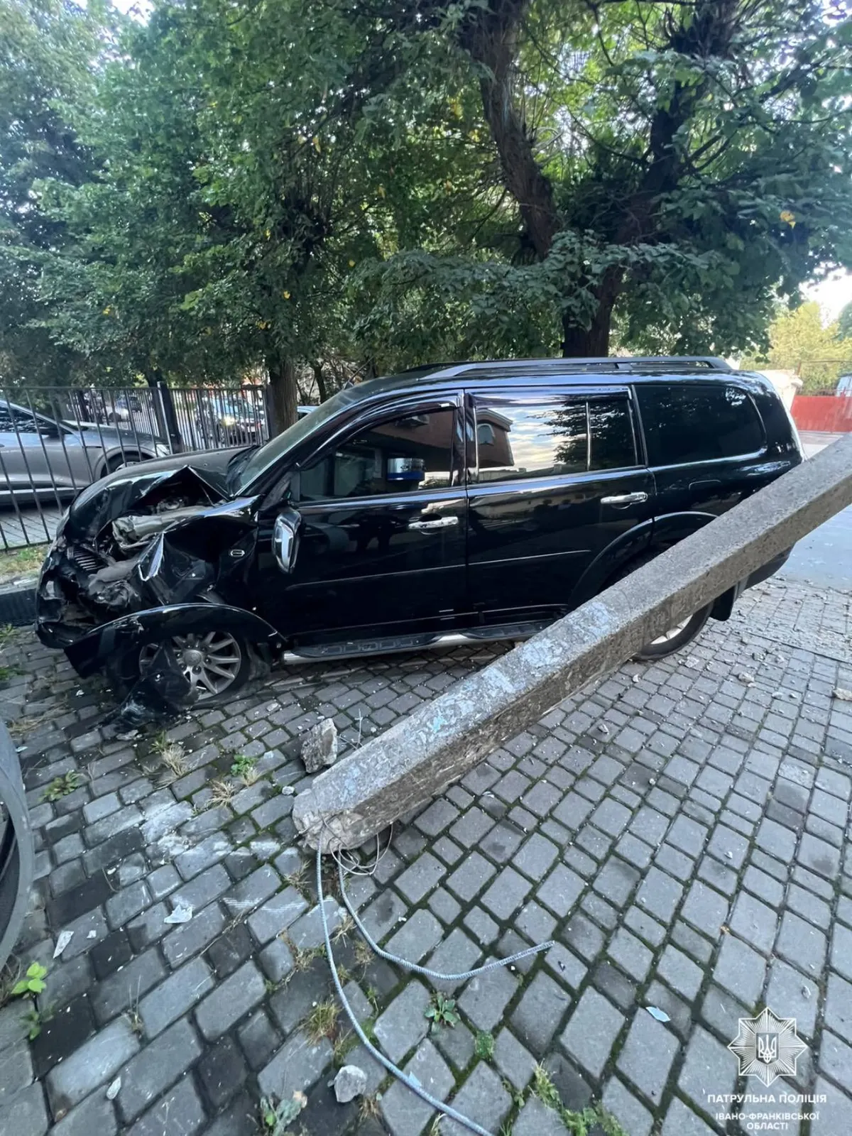 У Франківську 21-річний водій Mitsubishi врізався в електроопору — поліція каже про сп'яніння