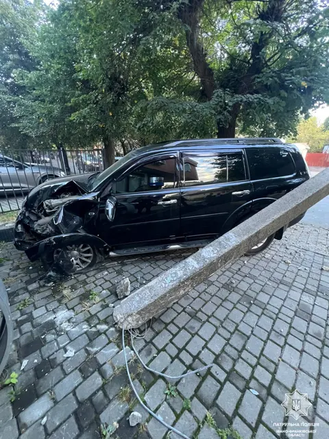 У Франківську 21-річний водій Mitsubishi врізався в електроопору — поліція каже про сп'яніння