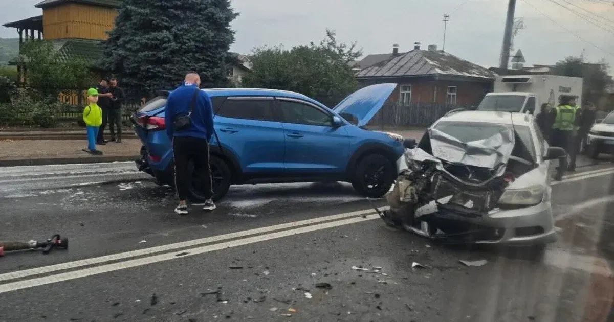 У Ямниці зіткнулися Skoda та Hyundai: двох людей оглядають медики