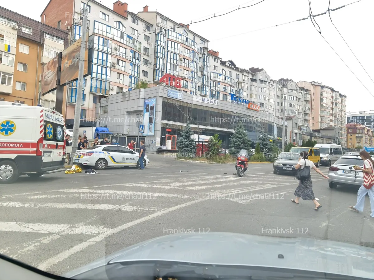 У Франківську мотоцикліст збив жінку на переході та втік