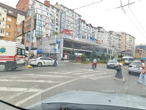 У Франківську мотоцикліст збив жінку на переході та втік