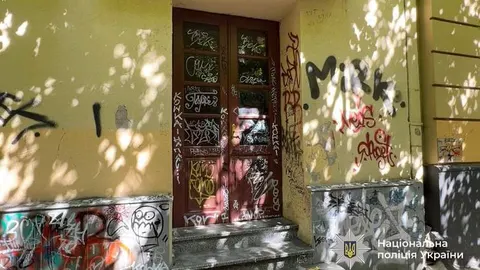 У Франківську студенти розмалювали фасад філармонії та погодилися стерти графіті