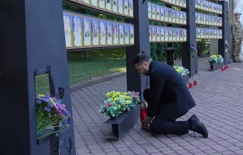 Зеленський відвідав Франківщину та вшанував пам'ять загиблих захисників