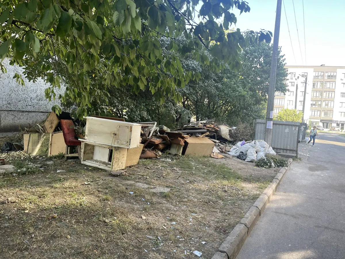 У Франківську платитимуть за фото порушників, які лишають сміття біля контейнерів