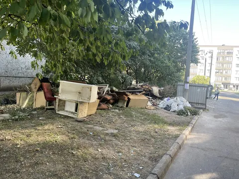 У Франківську платитимуть за фото порушників, які лишають сміття біля контейнері
