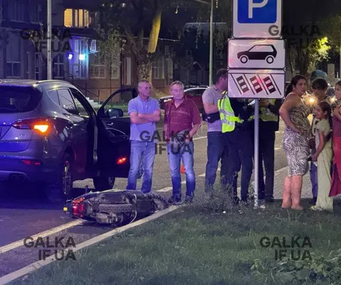 На Хіміків у Франківську зіткнулися Hyundai та скутер: постраждалого госпіталізу