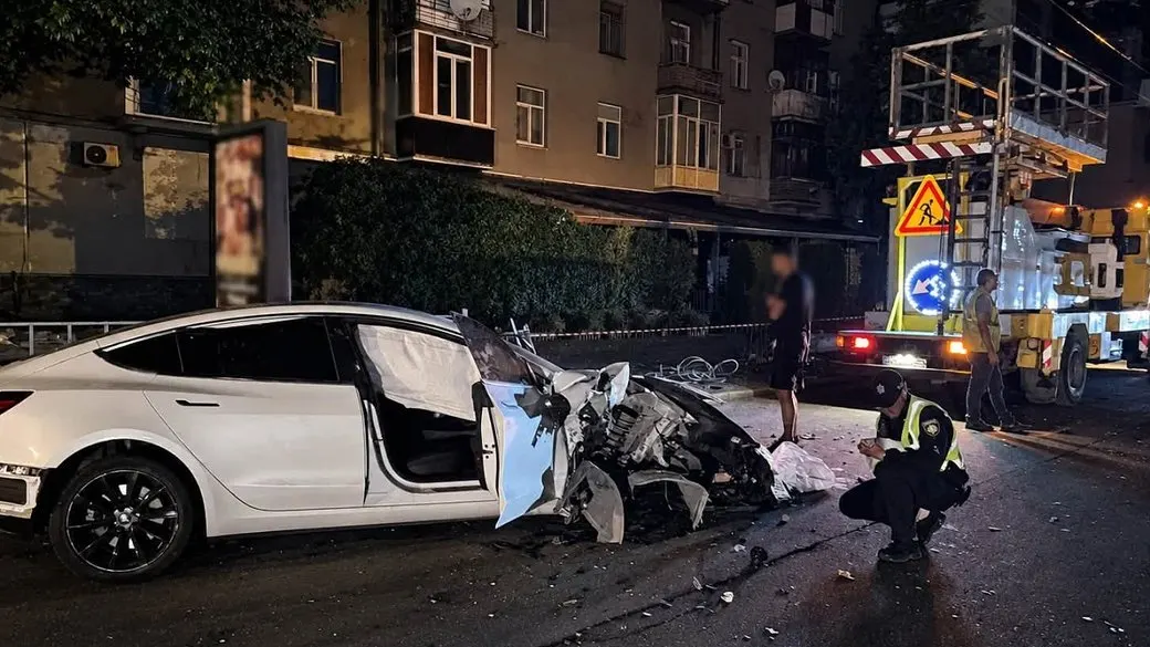 У Франківську нетверезий водій Tesla зіткнувся з Seat Ibiza: травмовано пасажирку