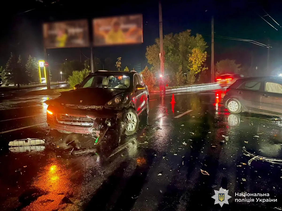 На Івасюка у Франківську зіткнулися Porsche і Kia: постраждали троє молодих людей