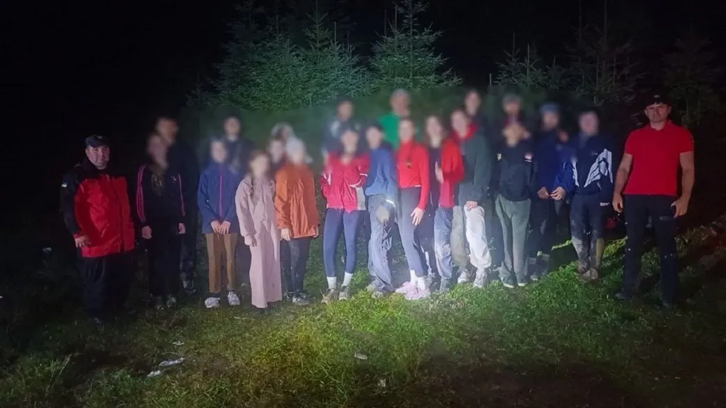 На Говерлі рятувальники вивели з гір 33 туристів, з них 25 дітей