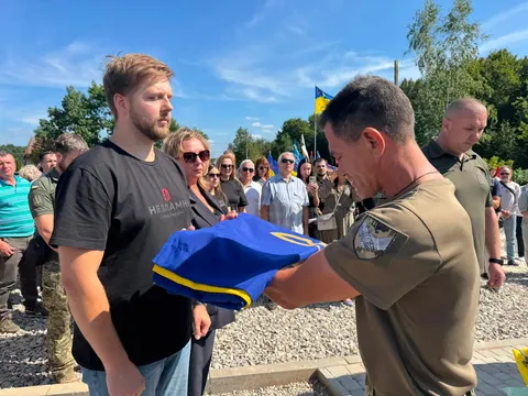 У Калуші відкрили кенотаф військовому Василю Федоришину, який врятував 14 побрат