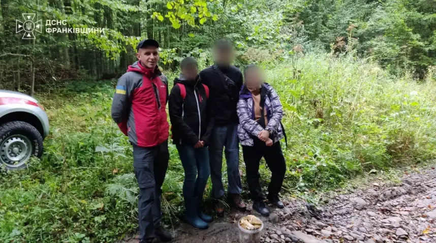На Прикарпатті грибники заблукали в лісі біля Нової Гути — рятувальники вивели їх до дороги