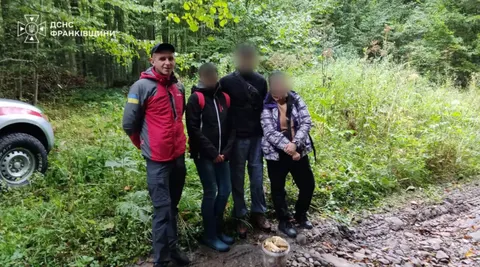 На Прикарпатті грибники заблукали в лісі біля Нової Гути — рятувальники вивели ї