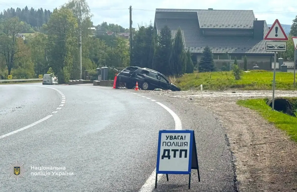 У Делятині зіткнулися Volvo та Peugeot: четверо травмованих, серед них 5-річна дитина