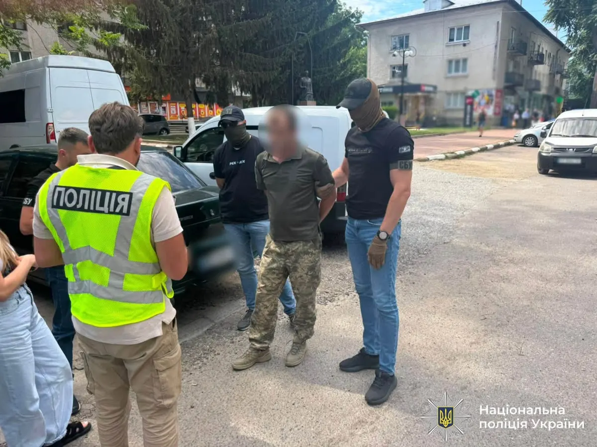 У Снятині затримали посадовця ТЦК, який вимагав $6500 за службу в охороні