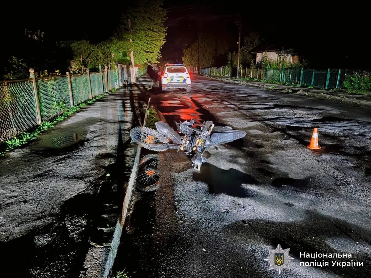 У Надвірній неповнолітній мотоцикліст у стані сп'яніння врізався у стовп: пасажир загинув