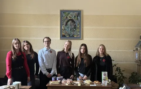 У КНУВС на акції «Мак пам’яті» зібрали майже 30 тисяч гривень для ЗСУ