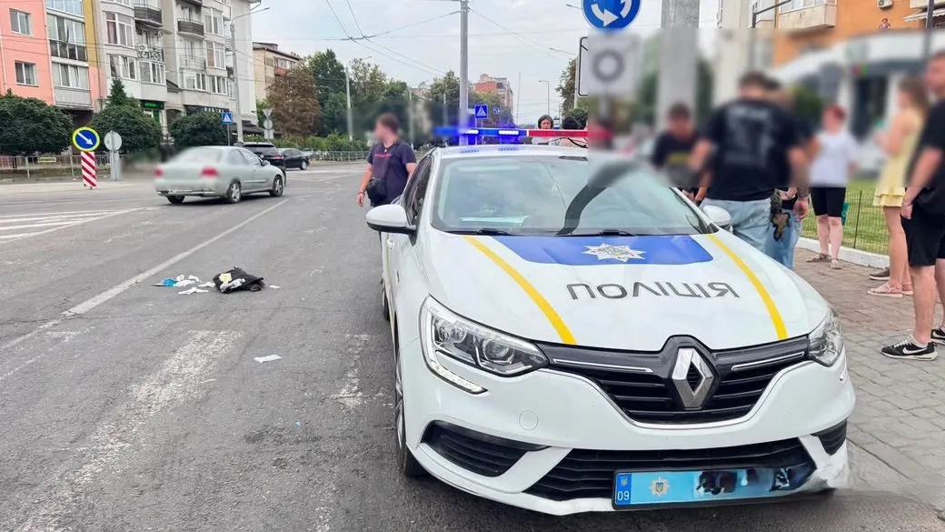 В Івано-Франківську мотоцикліст збив жінку на переході та втік: її госпіталізували