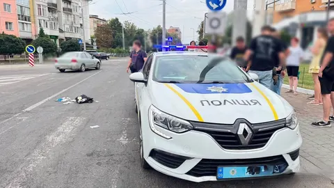 В Івано-Франківську мотоцикліст збив жінку на переході та втік: її госпіталізува