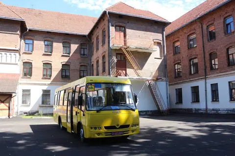 Коломийська гімназія отримала новий шкільний автобус