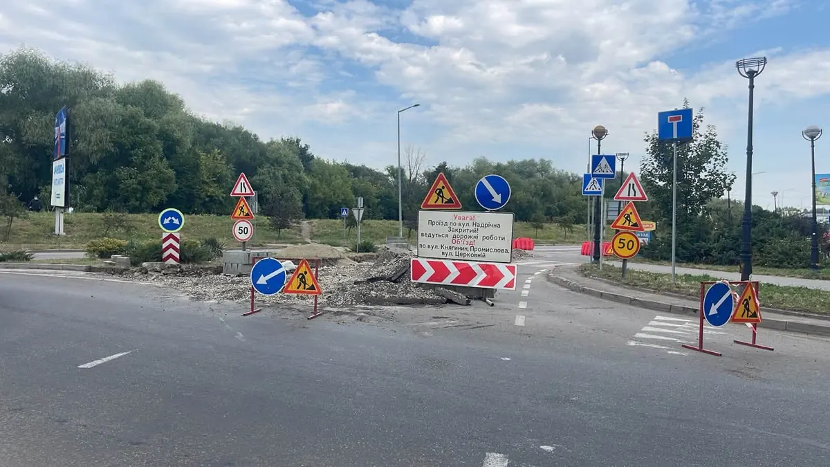 У Франківську розширюють острівець безпеки на Надрічній перед відкриттям нового мосту