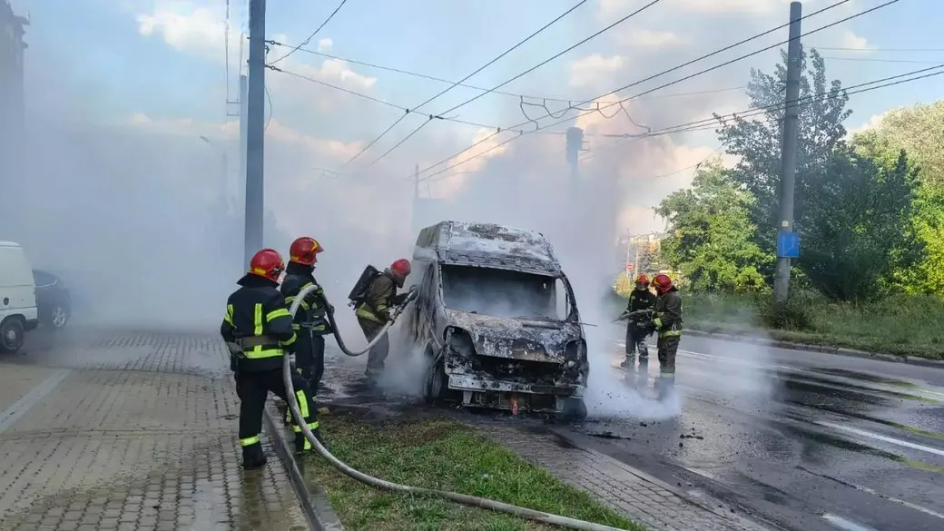 В Івано-Франківську на вулиці Івасюка загасили загоряння автомобіля