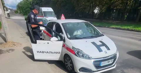 У Франківську патрульні зупинили автоінструктора без чинного атестата