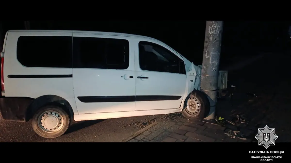 У Франківську 24-річний водій врізався в електроопору і відмовився від огляду