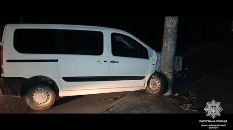 У Франківську 24-річний водій врізався в електроопору і відмовився від огляду