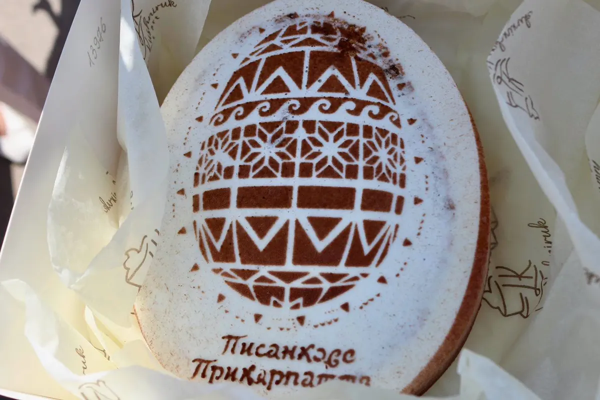 У Коломиї з'явився перший міський торт у формі музею Писанки