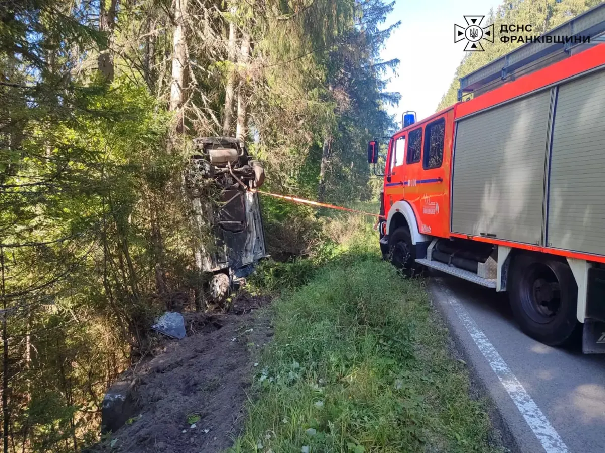 У Вигоді автівка перекинулась у кювет: рятувальники визволили трьох людей, зокрема дитину